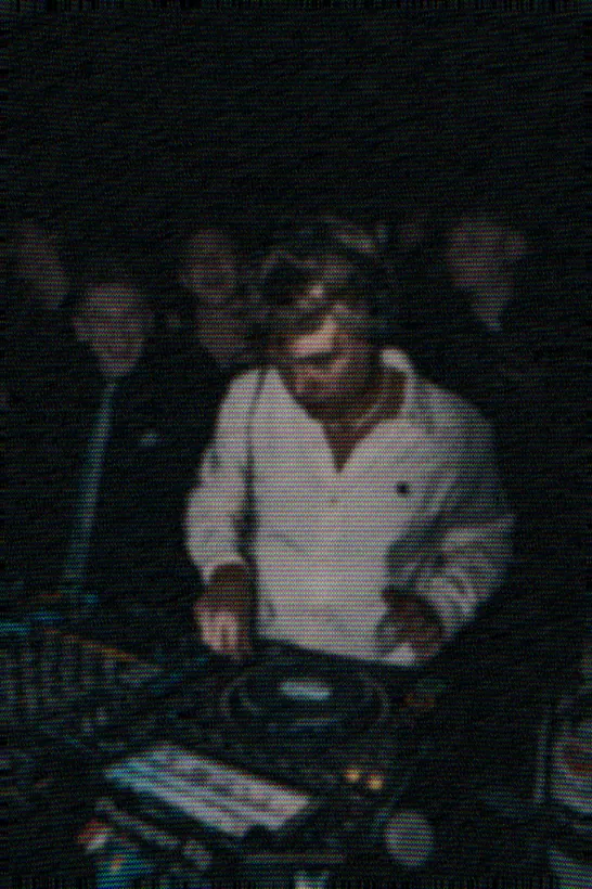 DJ w białej koszuli gra dla tłumu